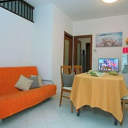Sunlit Detached With Fenced Garden Hotel *