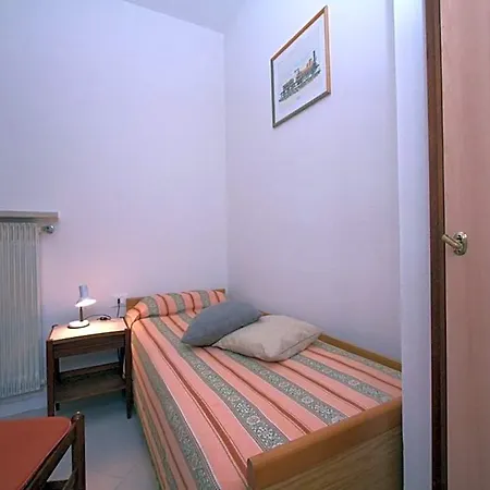 Sunlit Detached With Fenced Garden מלון *